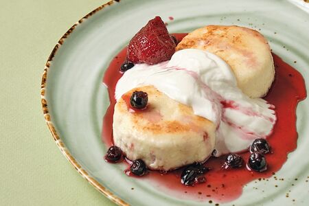 Сырники с ягодным соусом и сметаной