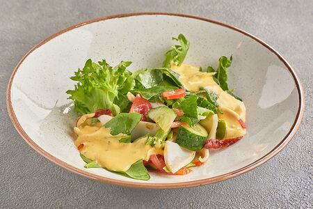 Салат с кальмаром и соусом из манго 