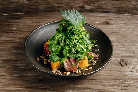 Салат с татаки из говядины, инжир и фундуком