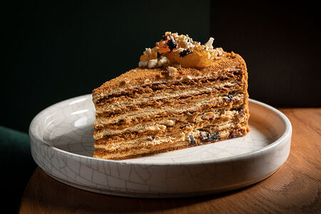 Медовик с черносливом и грецким орехом