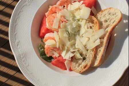 Салат Цезарь с креветками 