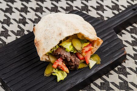 Пита с кебабом из говядины и овощами 