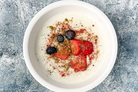 Овсяная каша с ягодами