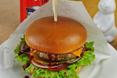Гамбургер с говяжьей котлетой