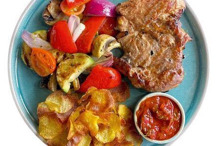 Стейк из свинины с овощами гриль и картофельными чипсами