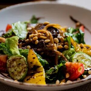 Тёплый салат с телятиной и соусом демиглас