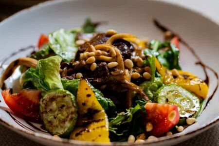 Тёплый салат с телятиной и соусом демиглас