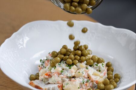 Оливье с цыпленком гриль