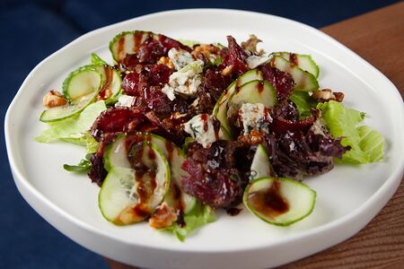 Салат с вяленой телятиной и вишневым соусом