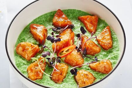 Лосось Самгак с пюре из брокколи