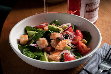 Зелёный с подкопчённой креветкой и авокадо