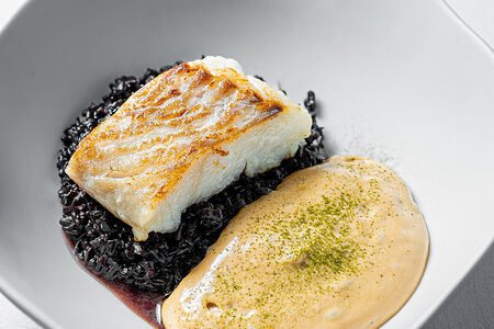 Мурманская треска с чёрным рисом и сливочным понзу
