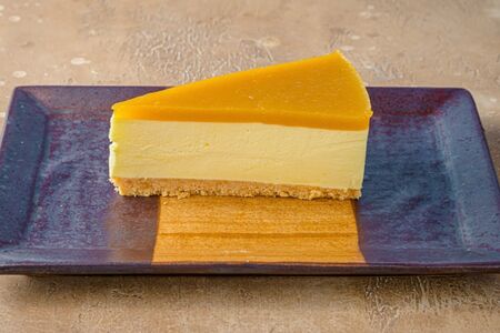 Манговый чизкейк под желе из тропических фруктов 