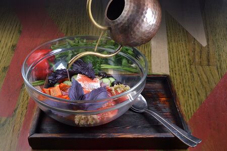 Большой овощной салат с сыром фета и джонджоли 