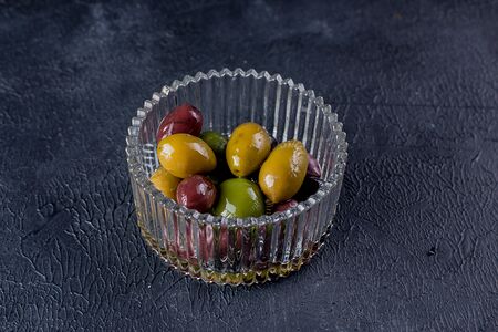 Сбор нескольких сортов оливок с косточкой 