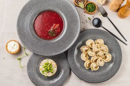 Салат Оливье, пельмени мясные, борщ с говядиной