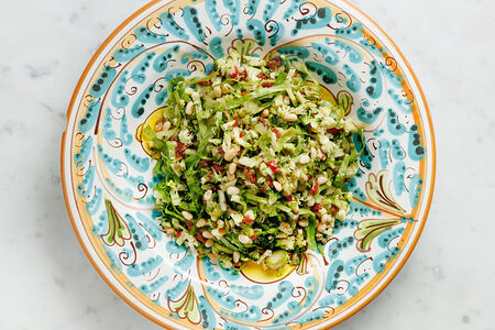 Салат с брокколи, спаржей и кедровыми орешками