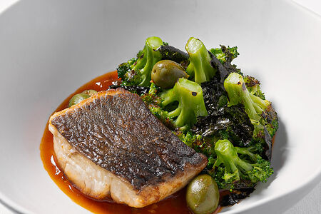 Чёрная треска с брокколи и неаполитанским соусом 