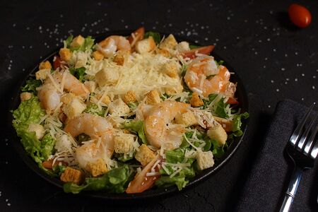 Салат Цезарь с креветкой