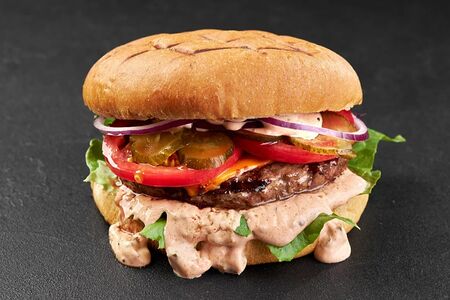 Бургер с мраморной котлетой