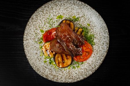 Язык говяжий с овощами гриль