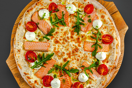 Пицца с форелью и крем сыром
