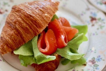 Круассан с форелью слабой соли и яйцом пашот