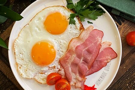 Глазунья с беконом