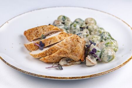 Куриная грудка с брюссельской капустой и грибами в сливочном соусе