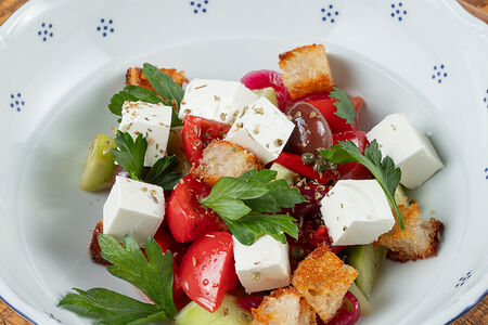 Греческий салат с хересной заправкой