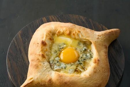 Хачапури по-аджарски с грушей и сыром горгонзола
