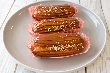 Эклер Карамельный