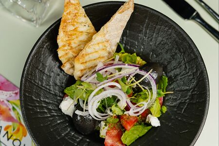 Салат из летних овощей с сыром