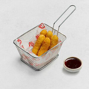 Жареный сыр с брусничным соусом