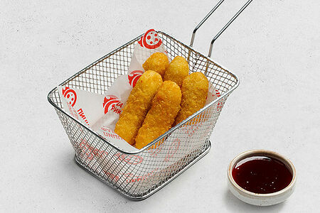 Жареный сыр с брусничным соусом