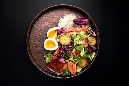 Салат с подкопченной форелью