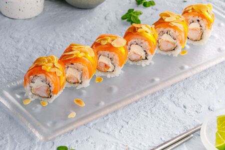 Сливочный ролл с лососем и креветкой в темпуре