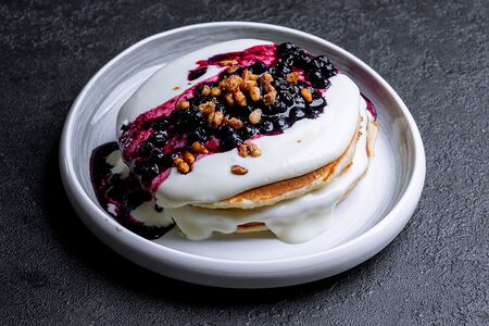 Панкейки со сливочным кремом и черничным вареньем