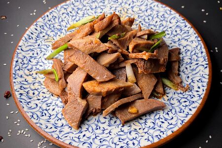 Язык отварной в соевом соусе