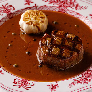 Пеппер-стейк с соусом из трёх видов перца