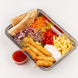 Шаверма на тарелке с креветками 