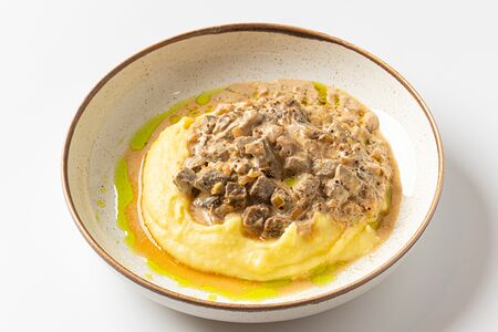 Бефстроганов из говядины с картофельно-сырным пюре в соусе