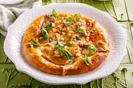 Хачапури с грушей, горгонзолой и грецким орехом