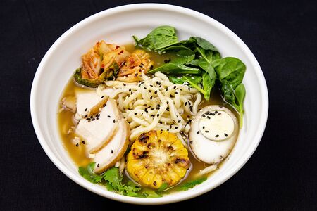 Суп хуншао со свининой и кимчи (рамэн)