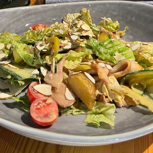 Салат с жареным кальмаром, овощами и соусом из устриц