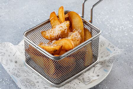 Картофельные дольки с пармезаном