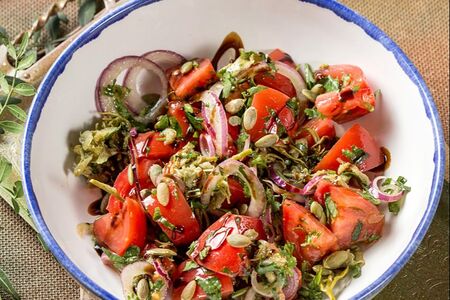 Салат с томатами и джонджоли