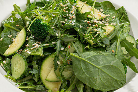 Зелёный салат с кунжутным дрессингом