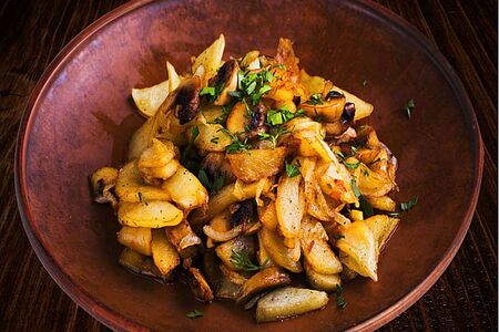 Жареный картофель с шампиньонами и луком