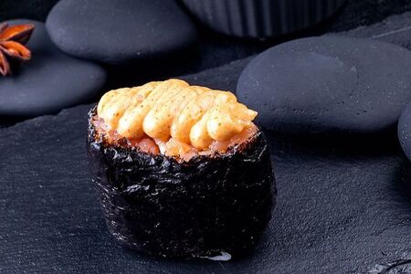 Запечённые суши с угрём